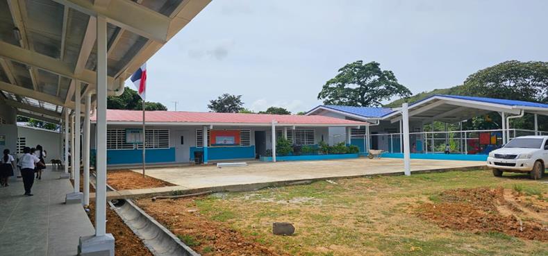 Vista exterior de la Escuela El Hacha