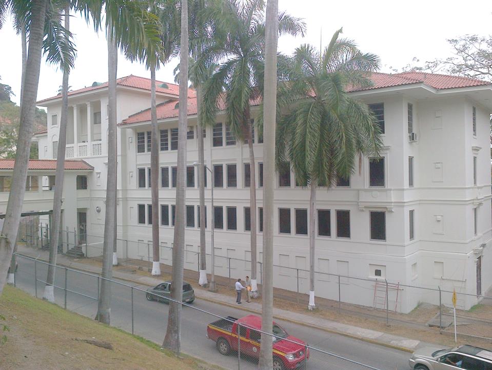 Fachada del edificio del Ministerio de Salud tras el servicio de pintura exterior