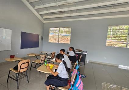 Estudiantes en un aula de la Escuela Bajo Higui