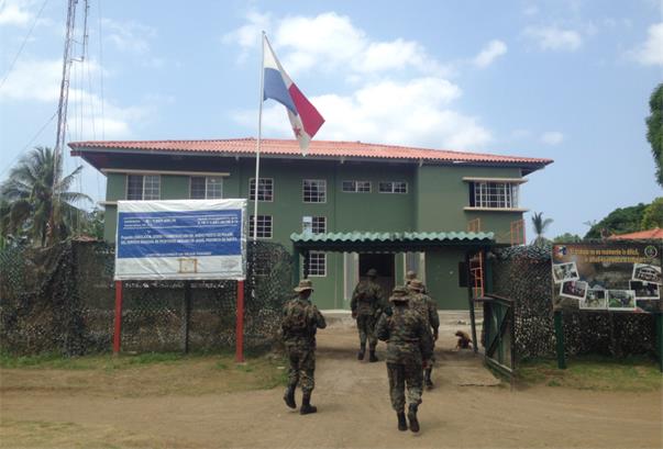 Entrada de la instalación del SENAFRONT con personal e izada de bandera