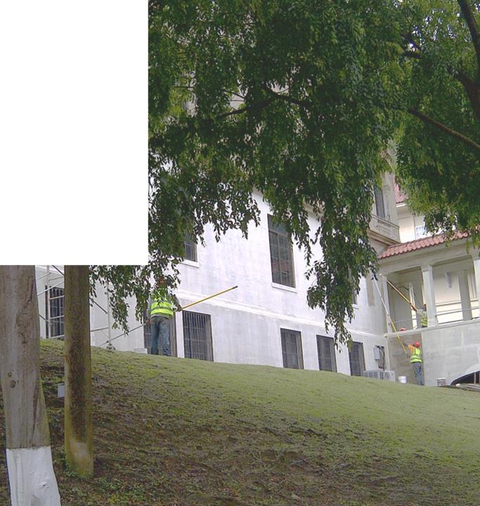 Vista del edificio del Ministerio de Salud y su área exterior